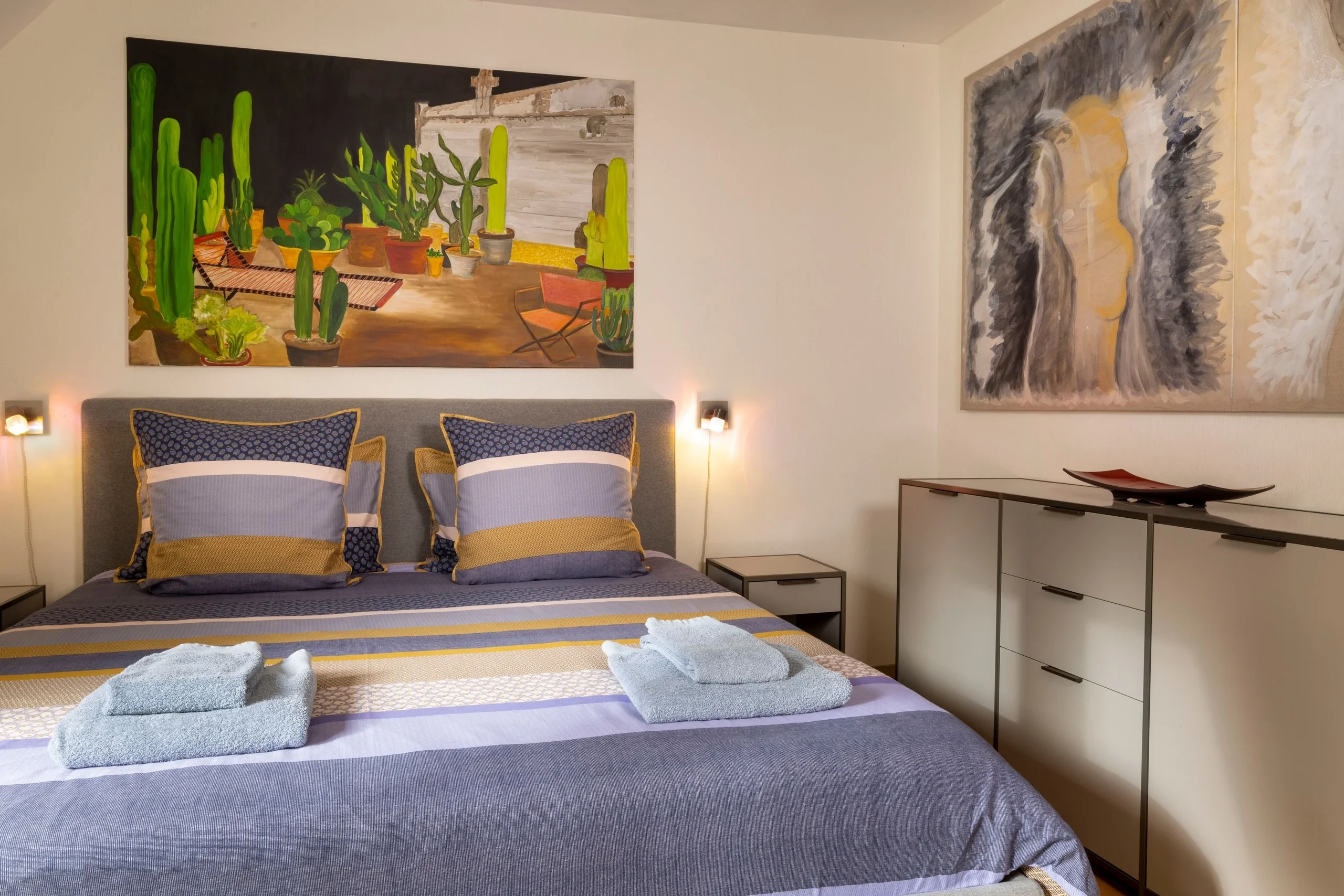 Lit double et tableau de cactus dans une chambre d’hôte de luxe à Paris, à MAISON LAVAUD - Paris.