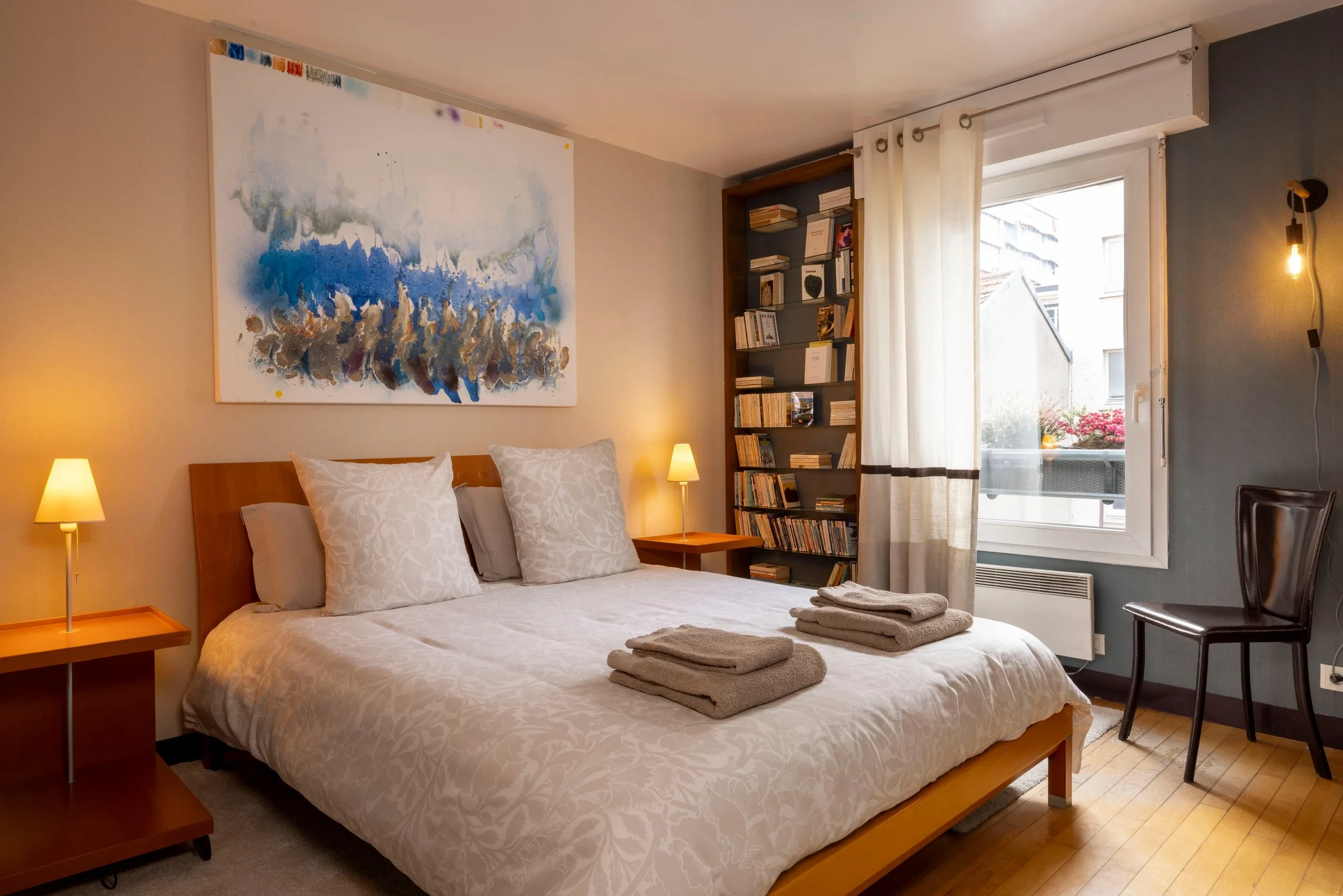 Lit double et tableau abstrait bleu dans une chambre d’hôte de luxe à Paris de MAISON LAVAUD - Paris.