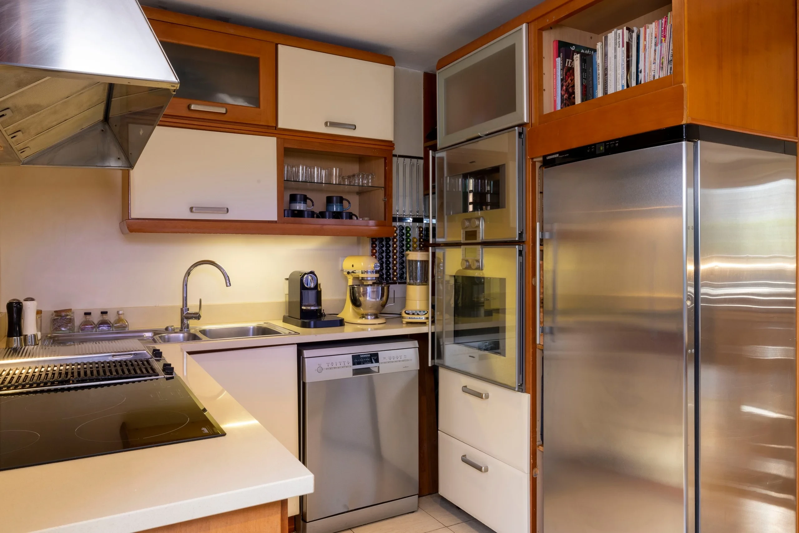 Cuisine de MAISON LAVAUD - Paris, résidence hôtelière de luxe à Paris, avec fours encastrés et grand réfrigérateur en inox.