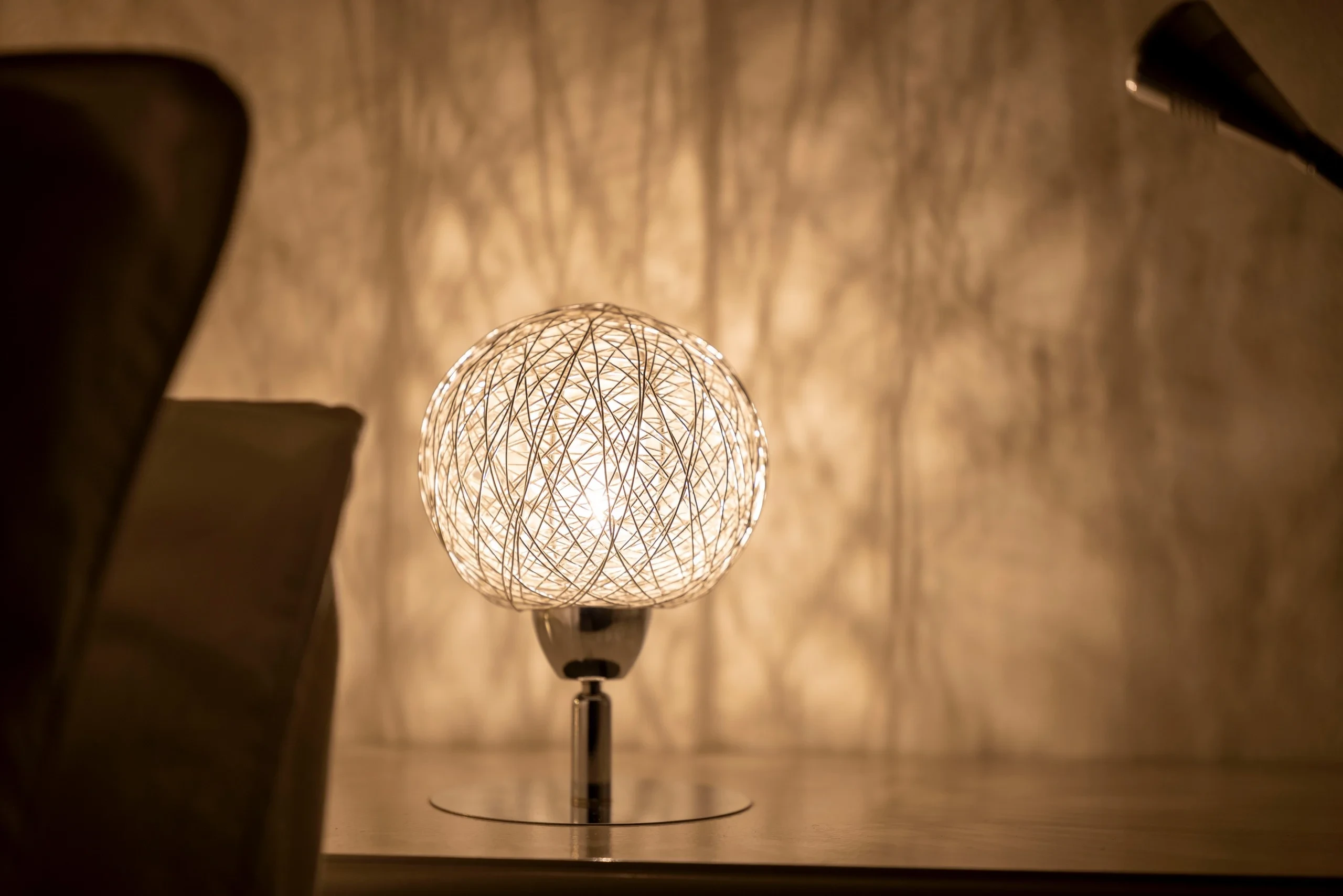 Lampe allumée à abat-jour sphérique ajouré dans un appartement de MAISON LAVAUD - Paris.
