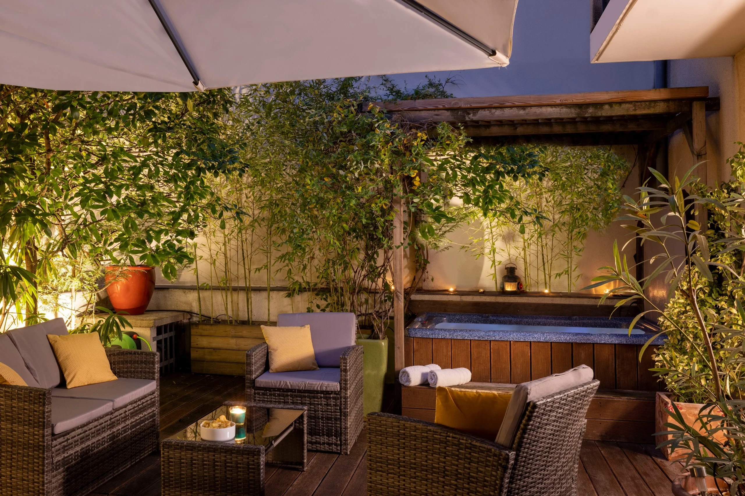 La chambre d’hôte de luxe à Paris de MAISON LAVAUD - Paris dispose d’un spa privé sur une terrasse végétalisée avec salon de jardin.