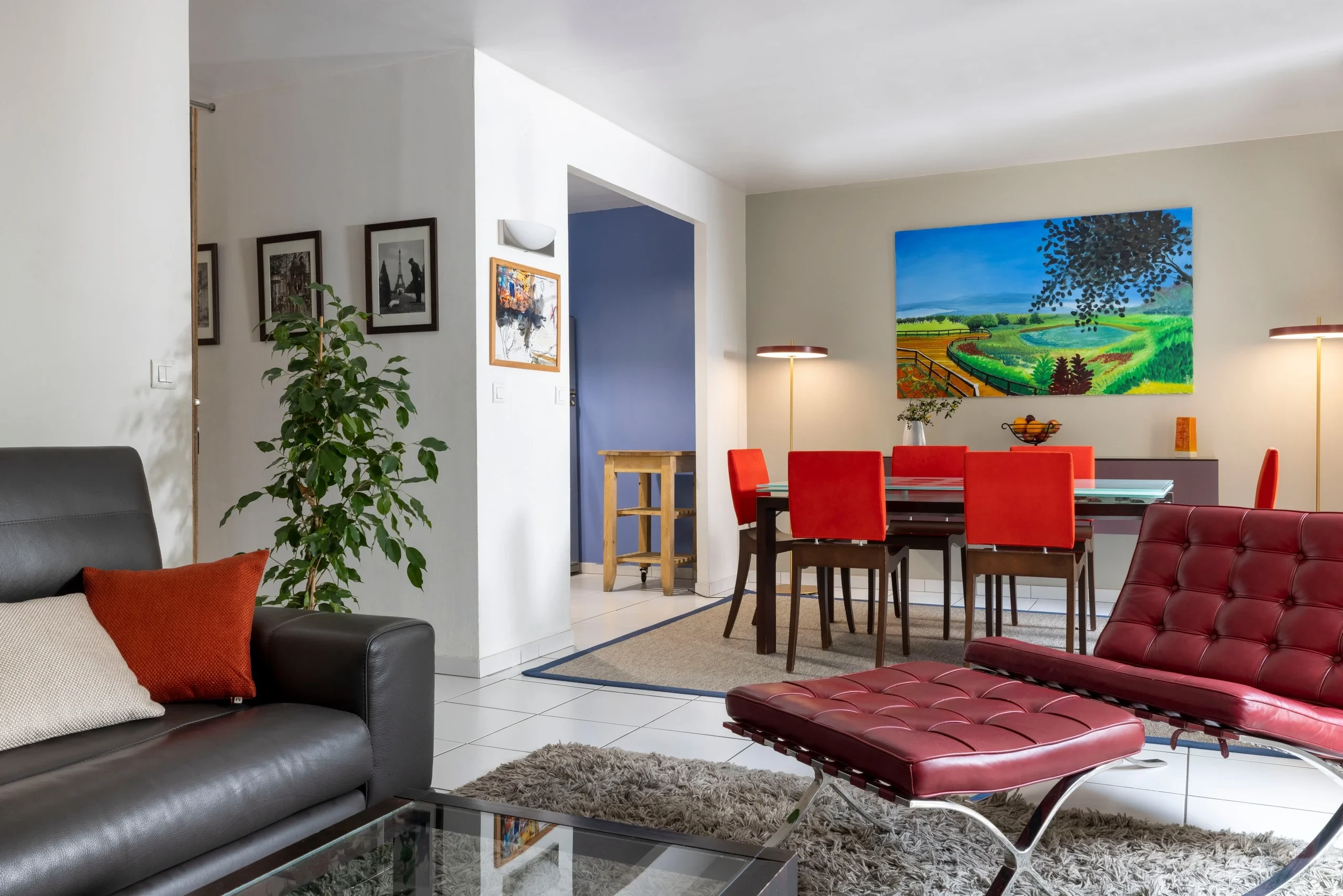 Salon et salle à manger aux assises rouges de MAISON LAVAUD - Paris, résidence hôtelière de luxe à Paris.
