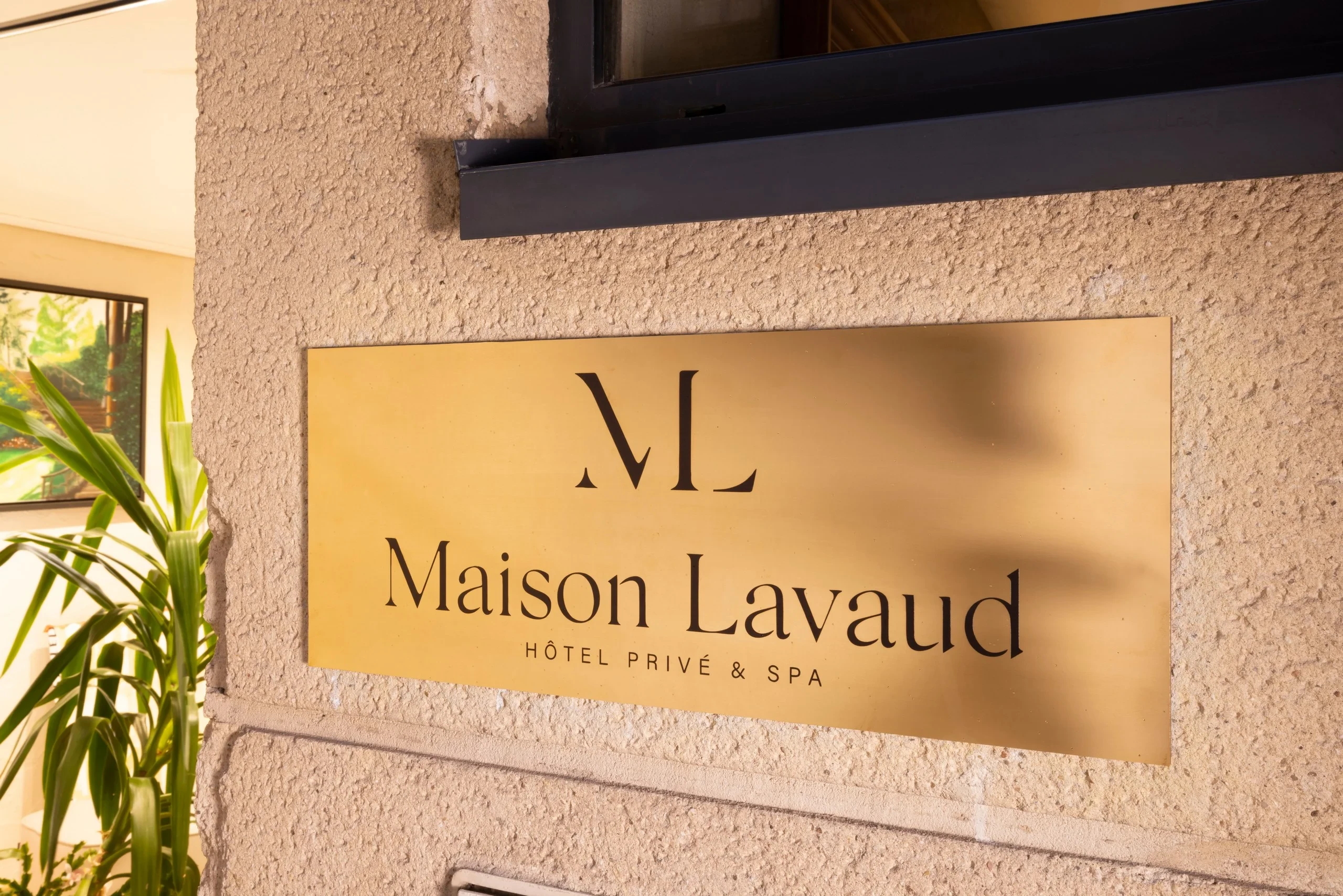Plaque dorée de Maison Lavaud à Paris, portant son monogramme et la mention « Hôtel privé & spa ».