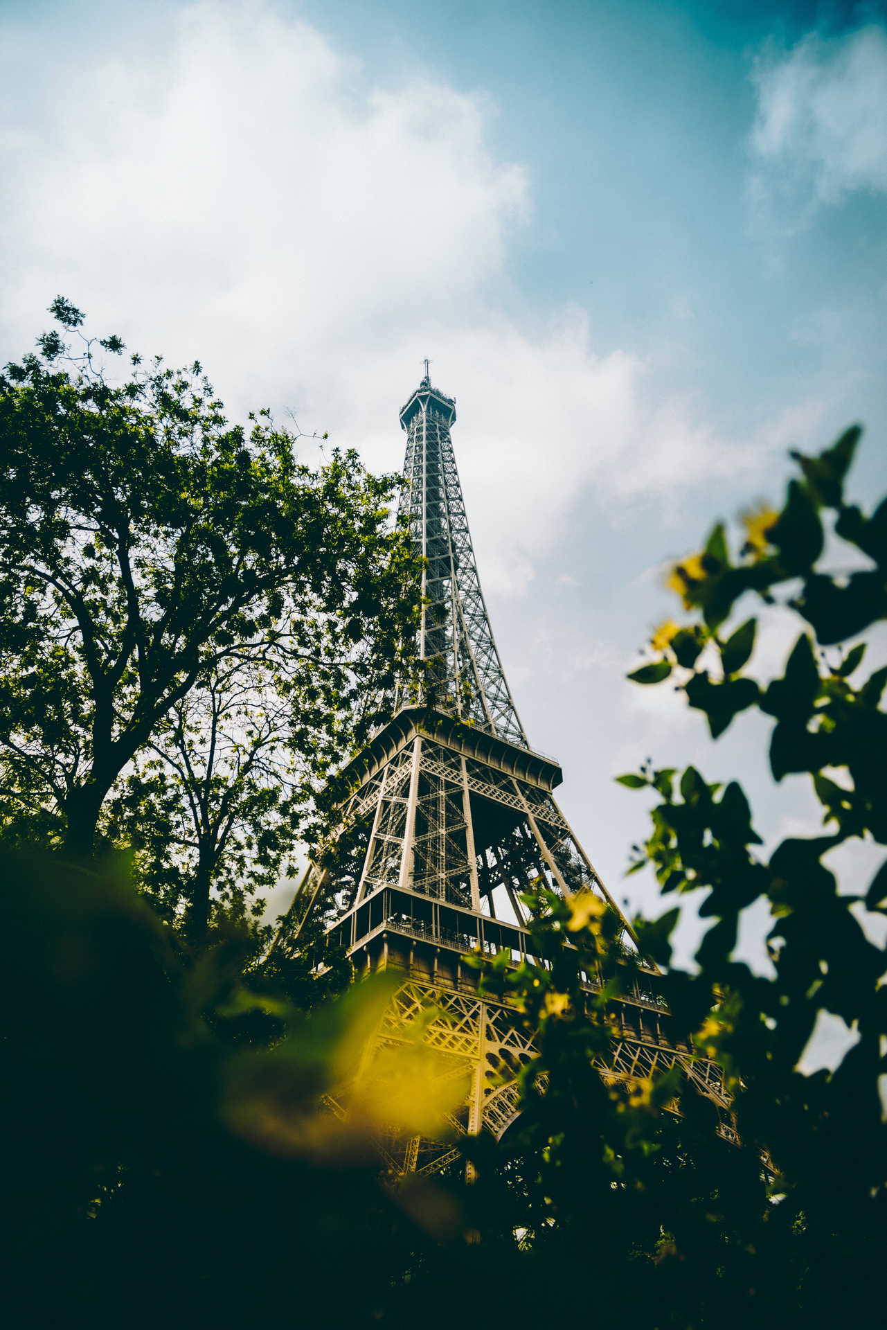 Vue du bas de la Tour Eiffel - Hôtel pour famille paris - Maison Lavaud
