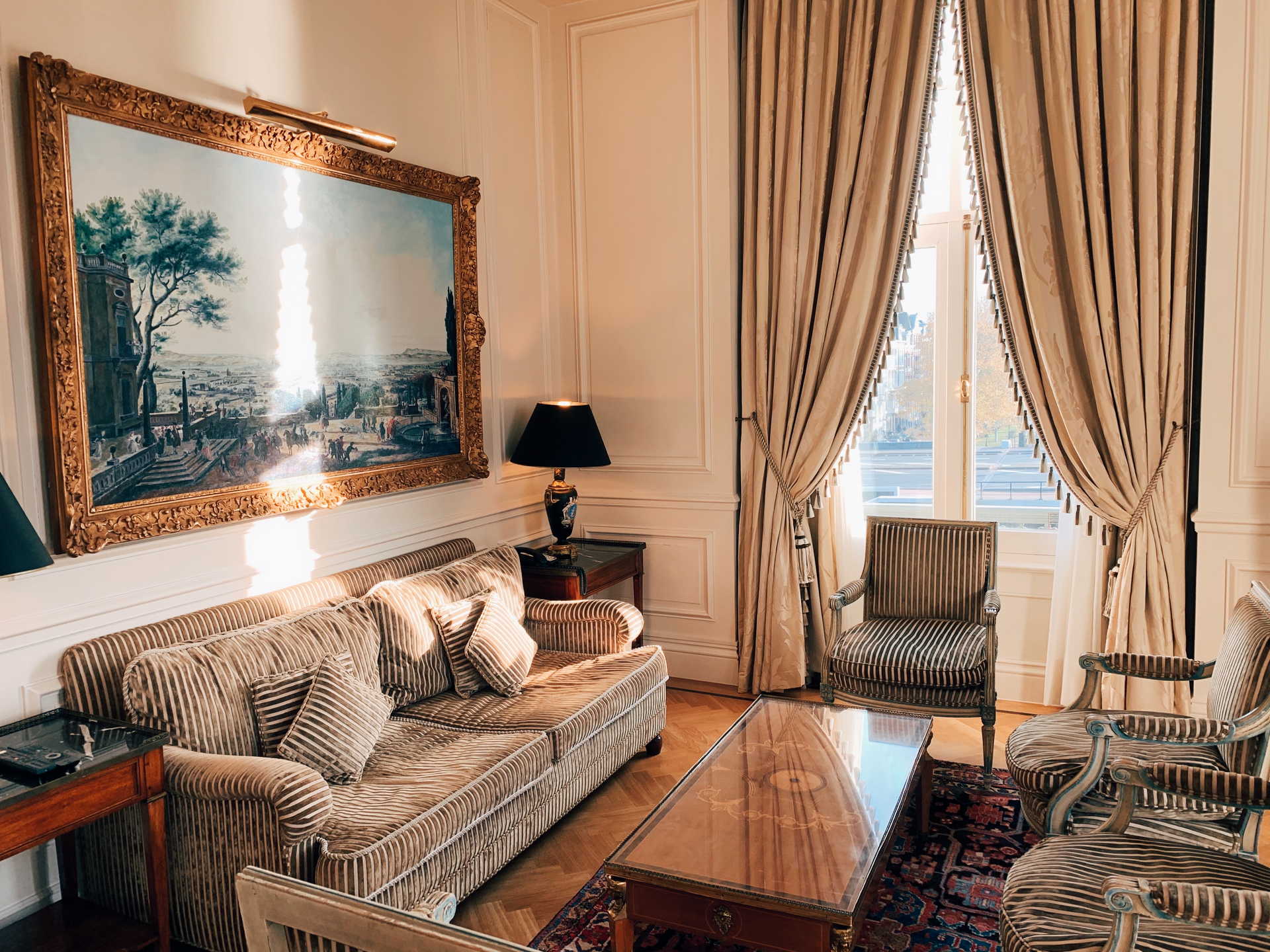 Salon avec canapé en velours côtelé - Hôtel pour famille paris - Maison Lavaud