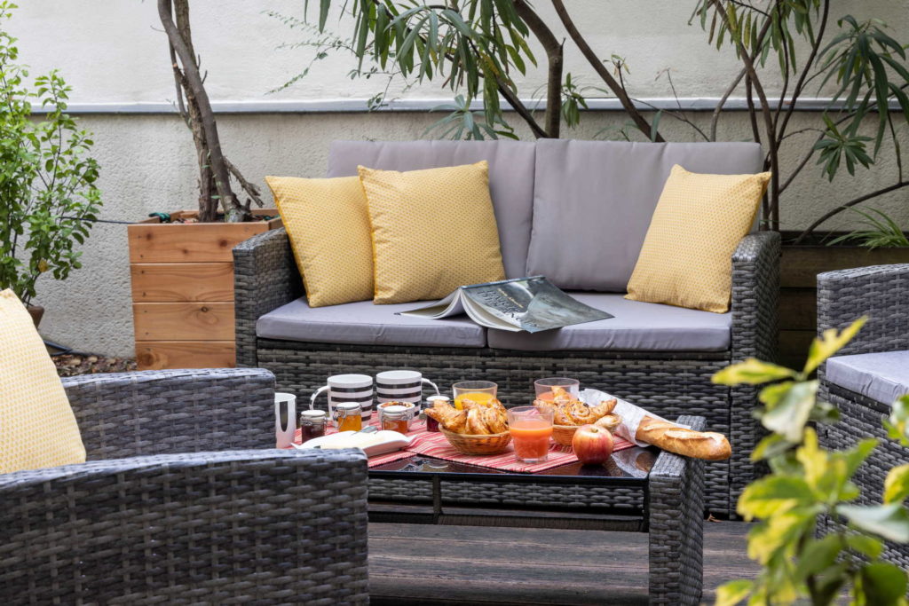 Petit-déjeuner sur la terrasse - appart spa paris - Maison Lavaud