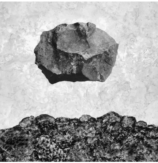 Œuvre en noir et blanc montrant un bloc rocheux qui semble suspendu au-dessus d’un sol à la texture granuleuse.