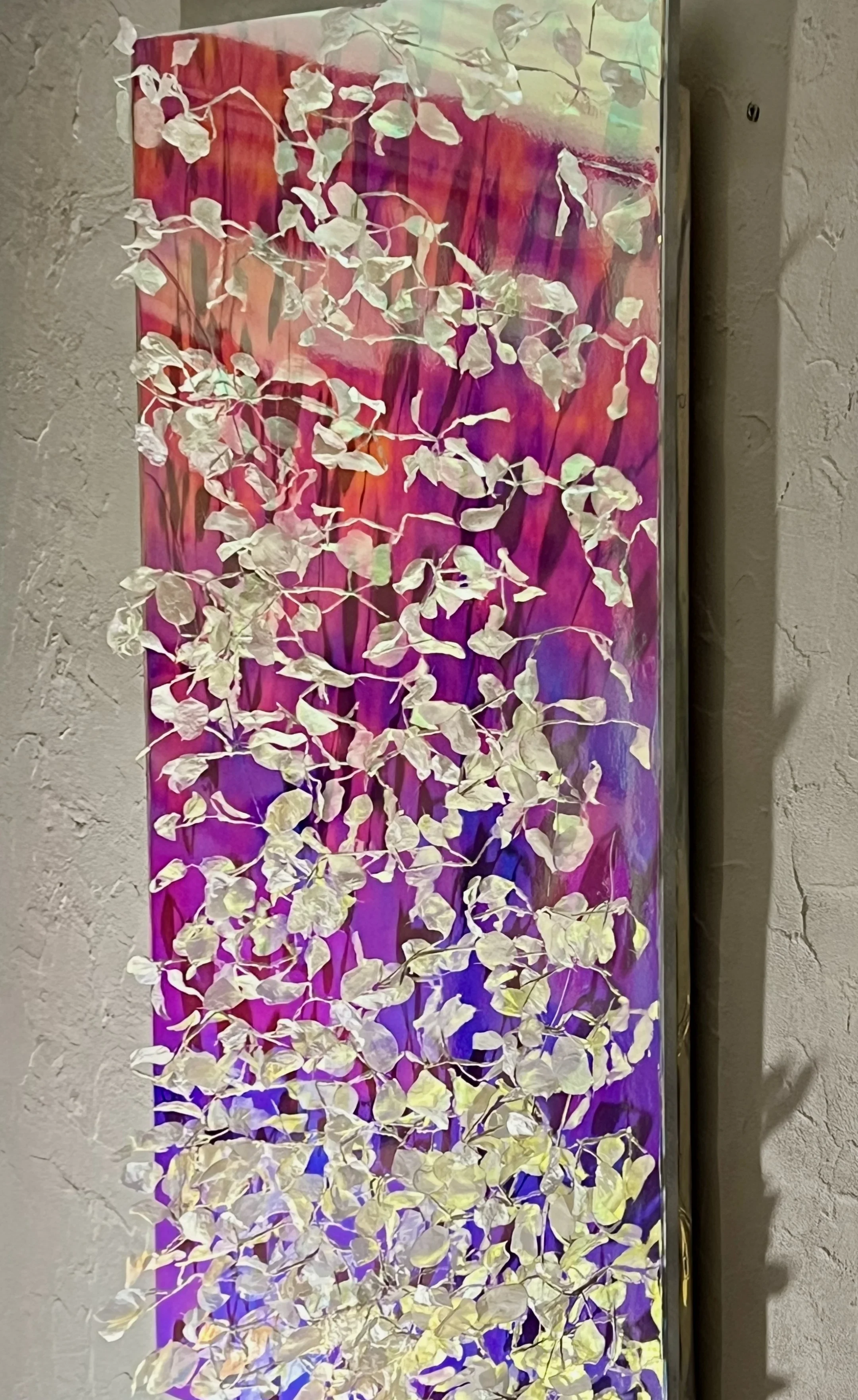 Panneau vertical aux tons roses et violets parcouru de feuillages clairs, exposé à MAISON LAVAUD - Paris, galerie d’art contemporain à Paris.