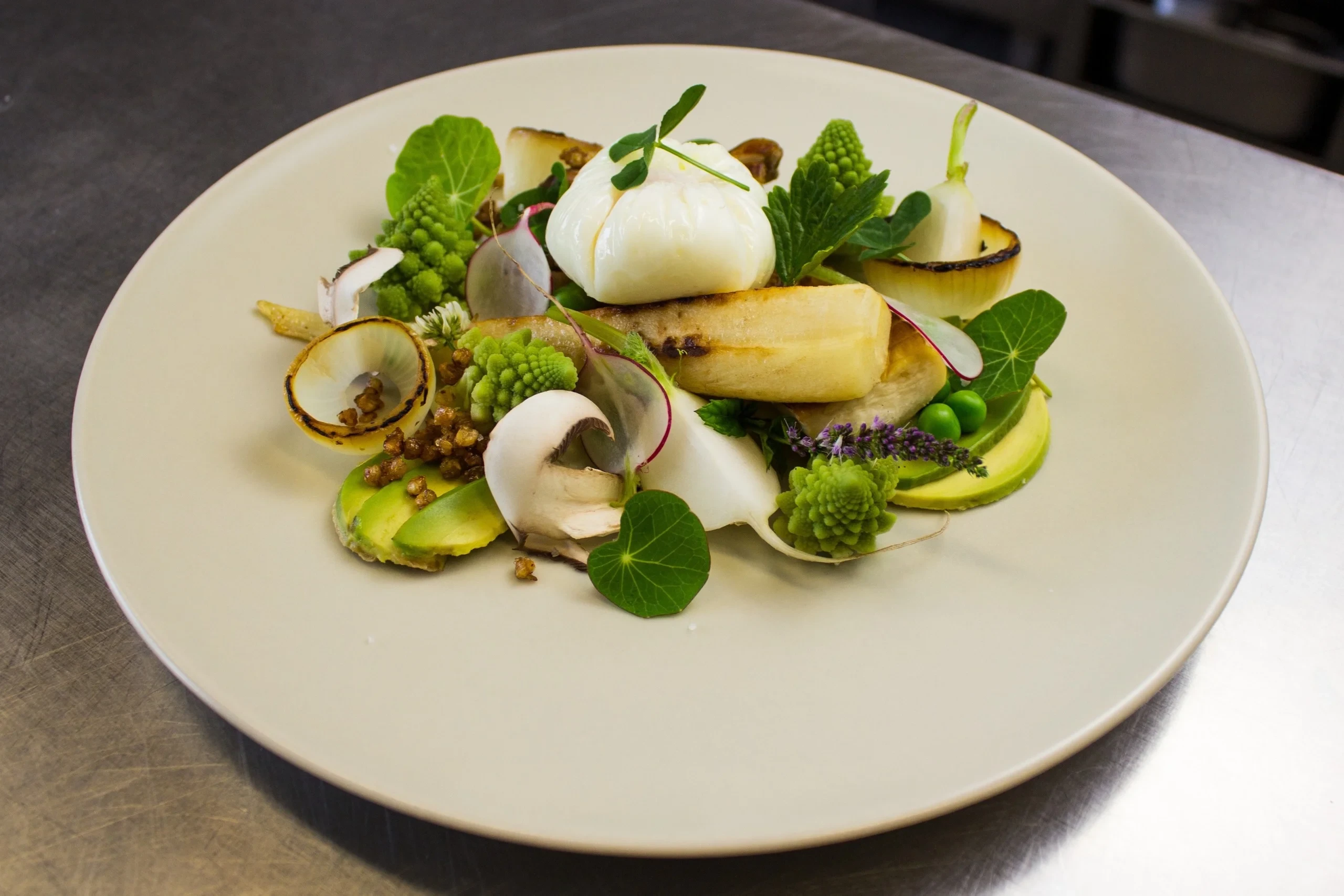 Assiette de légumes, champignons et jeunes pousses.