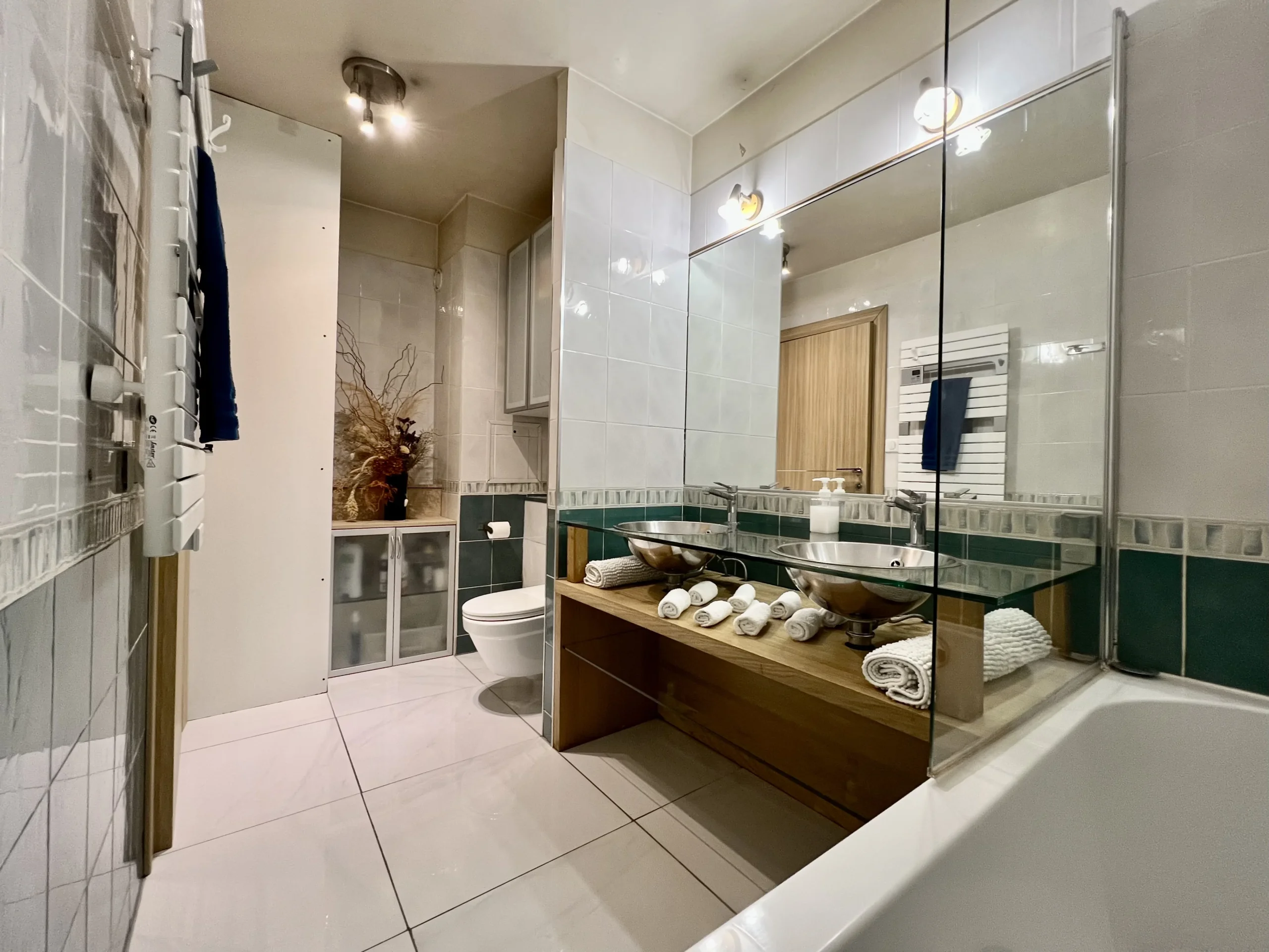Salle de bains à deux vasques métalliques de MAISON LAVAUD - Paris, résidence hôtelière de luxe à Paris.