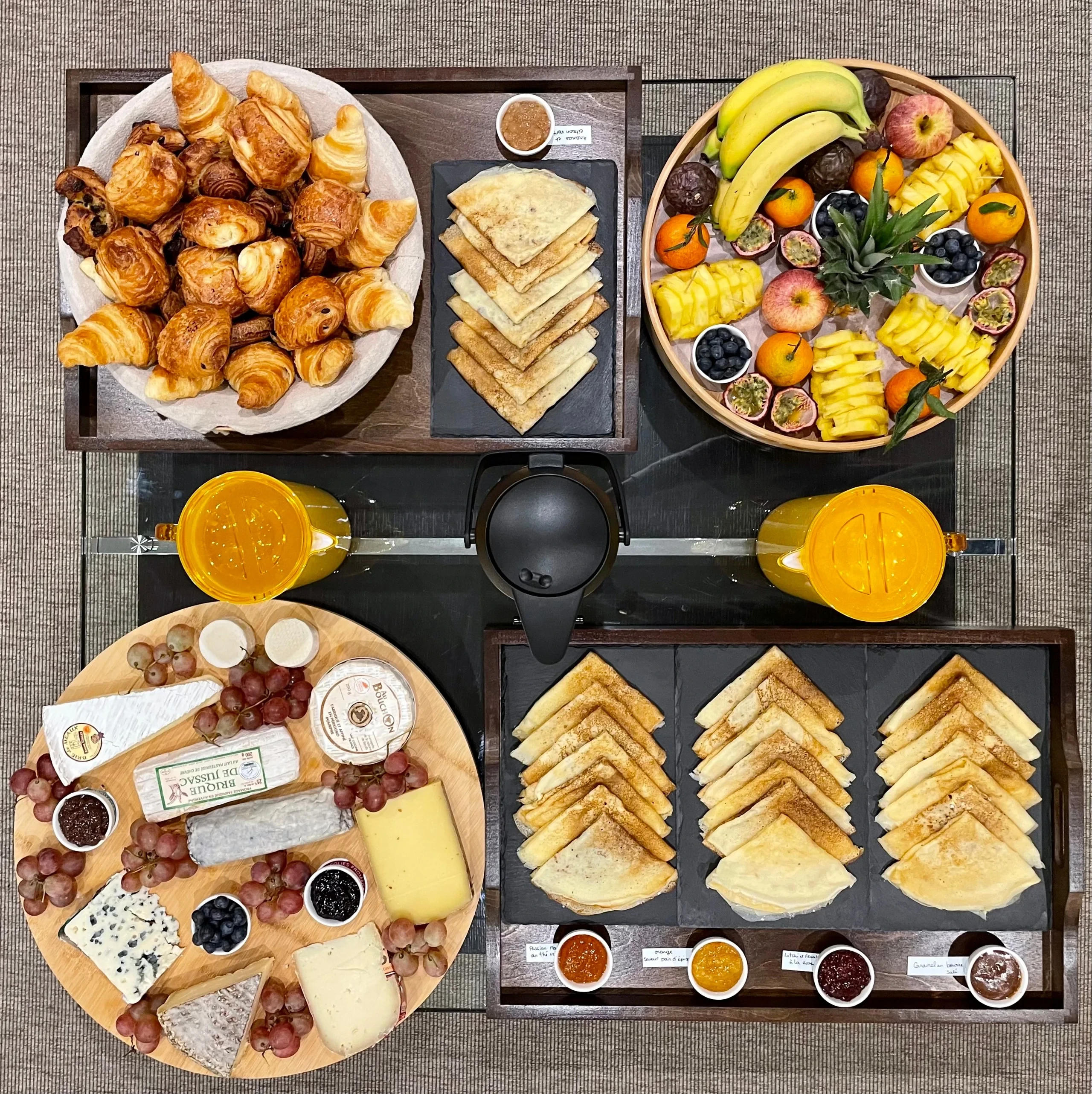 Petit déjeuner de MAISON LAVAUD - Paris, résidence hôtelière de luxe à Paris, avec viennoiseries, crêpes, fruits et fromages.