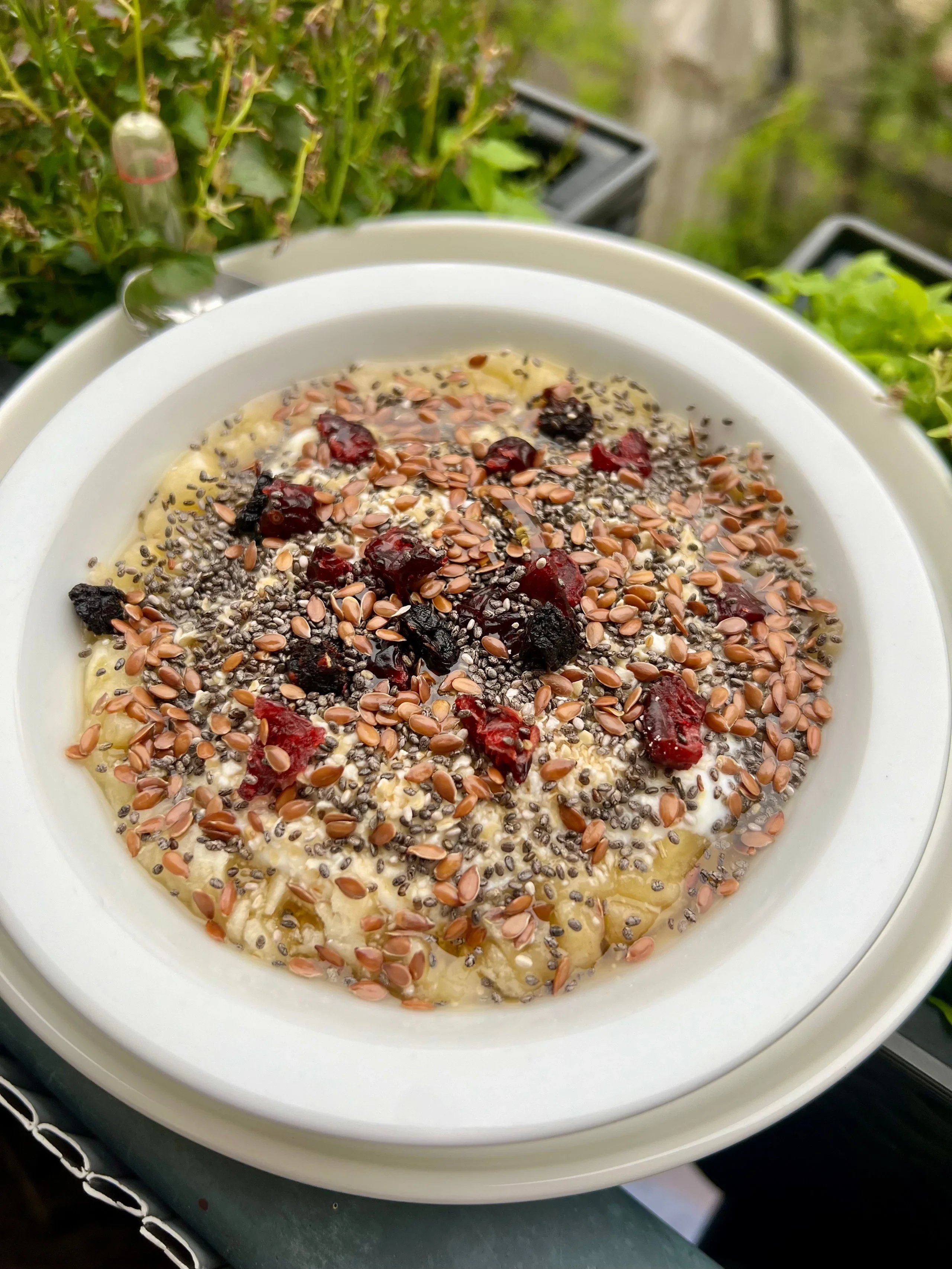Bol de petit-déjeuner aux fruits séchés et aux graines à MAISON LAVAUD - Paris, résidence hôtelière de luxe à Paris.