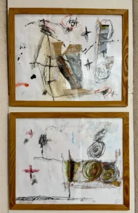 Deux compositions abstraites mêlant collages, traits noirs et touches de couleur, accrochées l’une au-dessus de l’autre à MAISON LAVAUD - Paris, hôtel d’art à Paris.