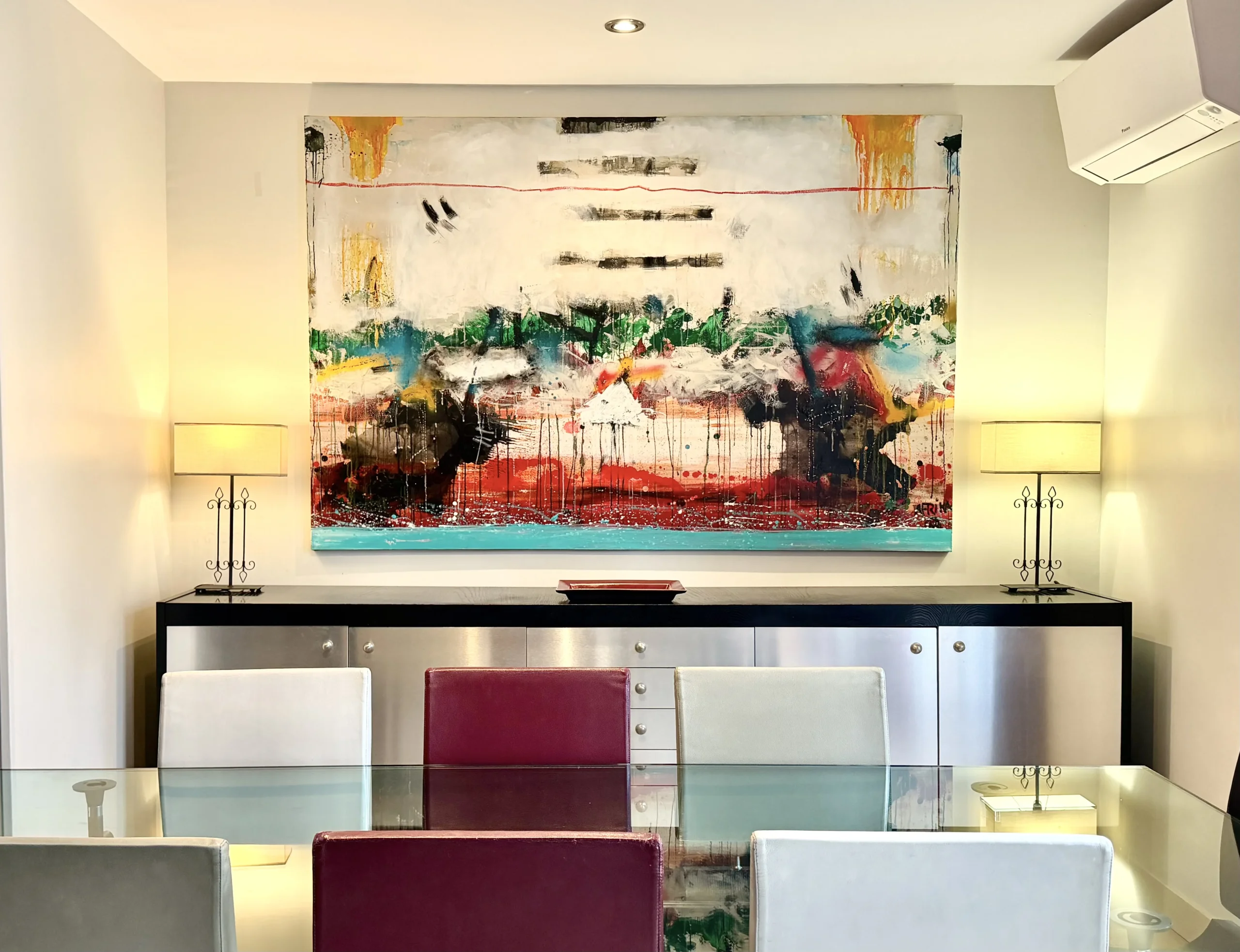 Grand tableau abstrait multicolore au-dessus d’un buffet à MAISON LAVAUD - Paris, hôtel d’art à Paris.