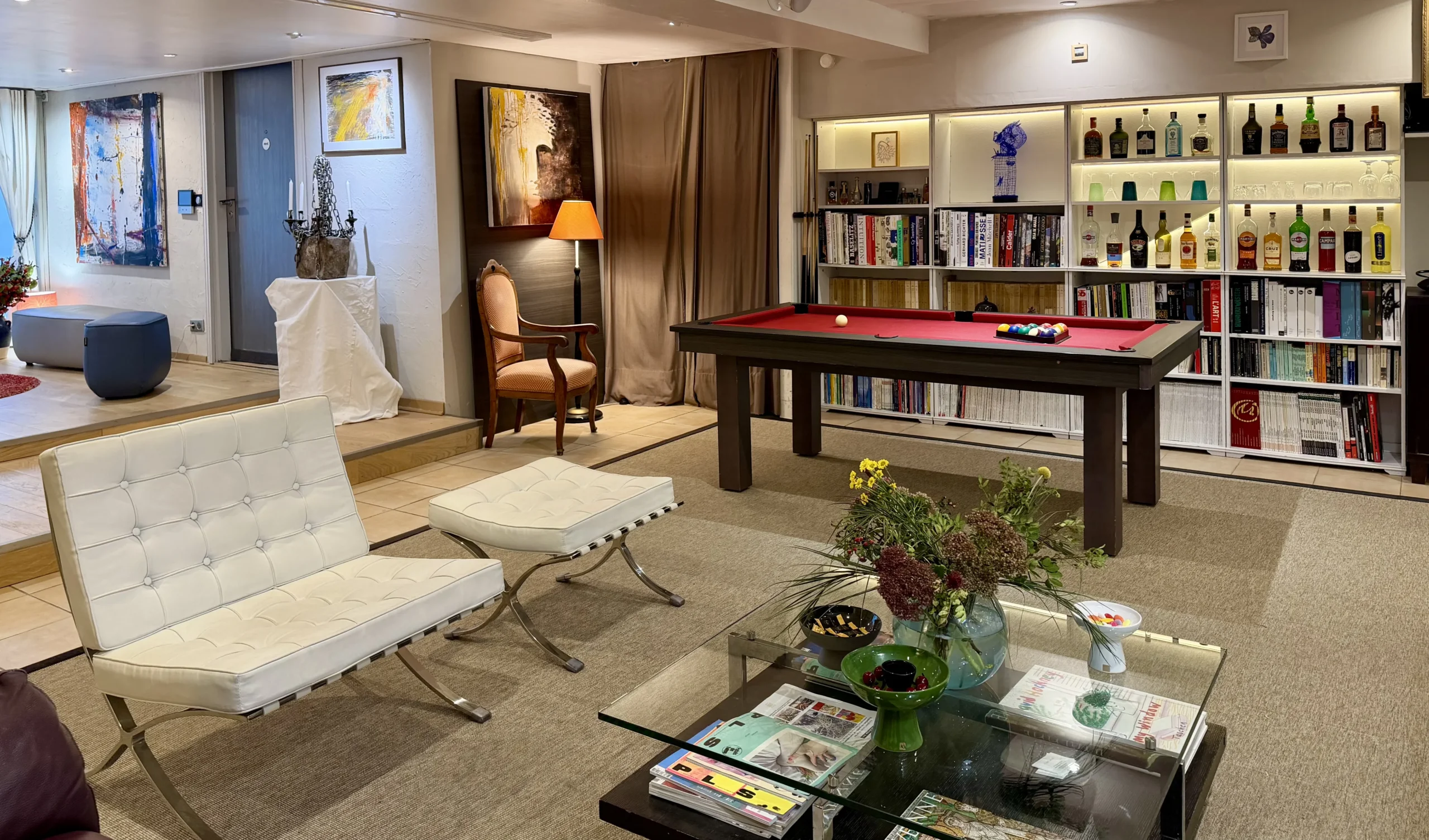 Salon avec billard à tapis rouge et bibliothèque de MAISON LAVAUD - Paris, appart hôtel de luxe à Paris.