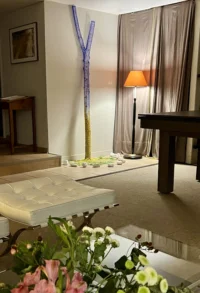 Sculpture élancée en forme de branche bleue et jaune dans le salon de MAISON LAVAUD - Paris, hôtel d'art à Paris.