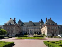 Façade de la Maison internationale de la Cité universitaire de Paris, devant un parterre et un escalier central.