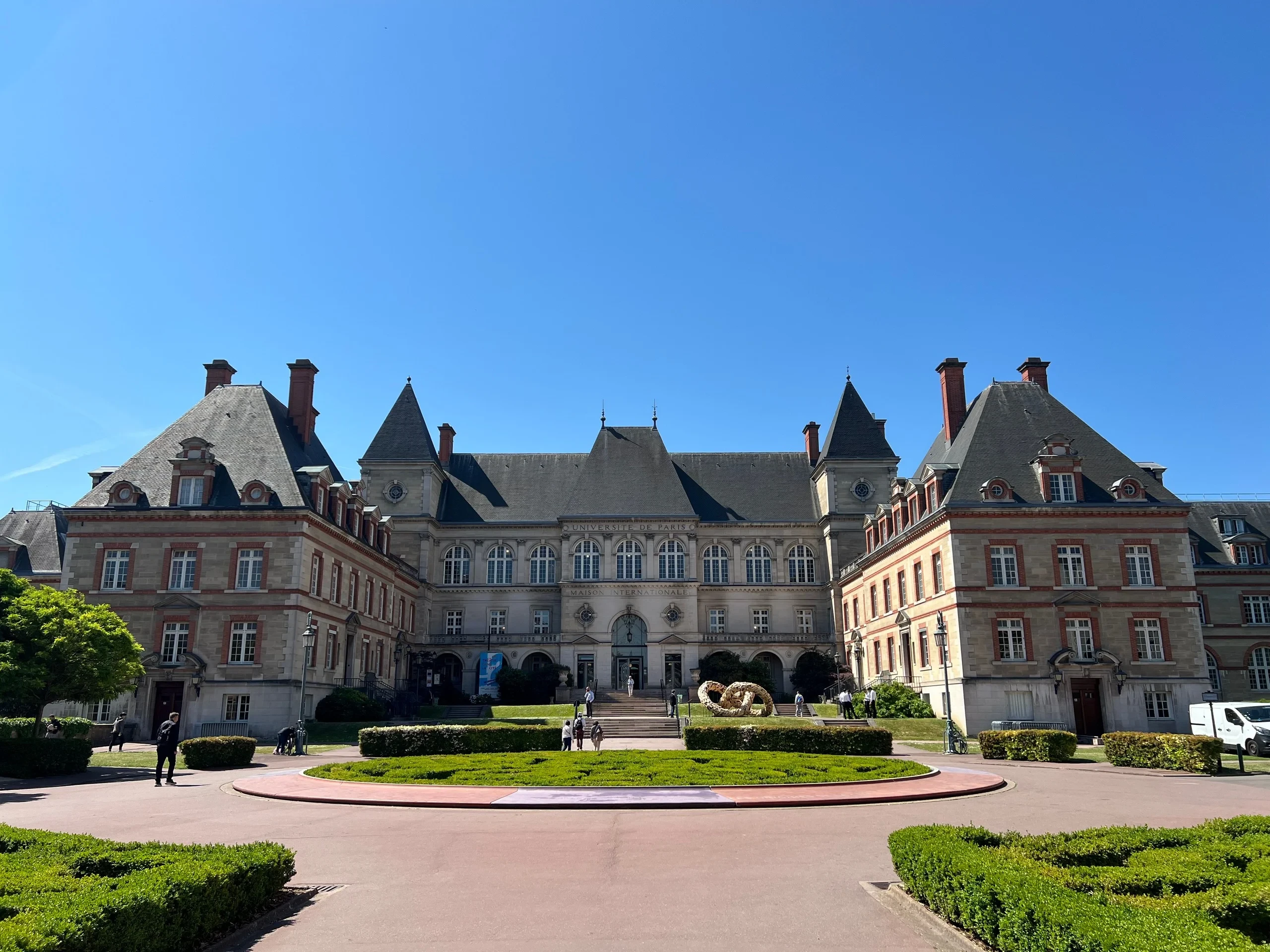 Façade de la Maison internationale de la Cité universitaire de Paris, devant un parterre et un escalier central.