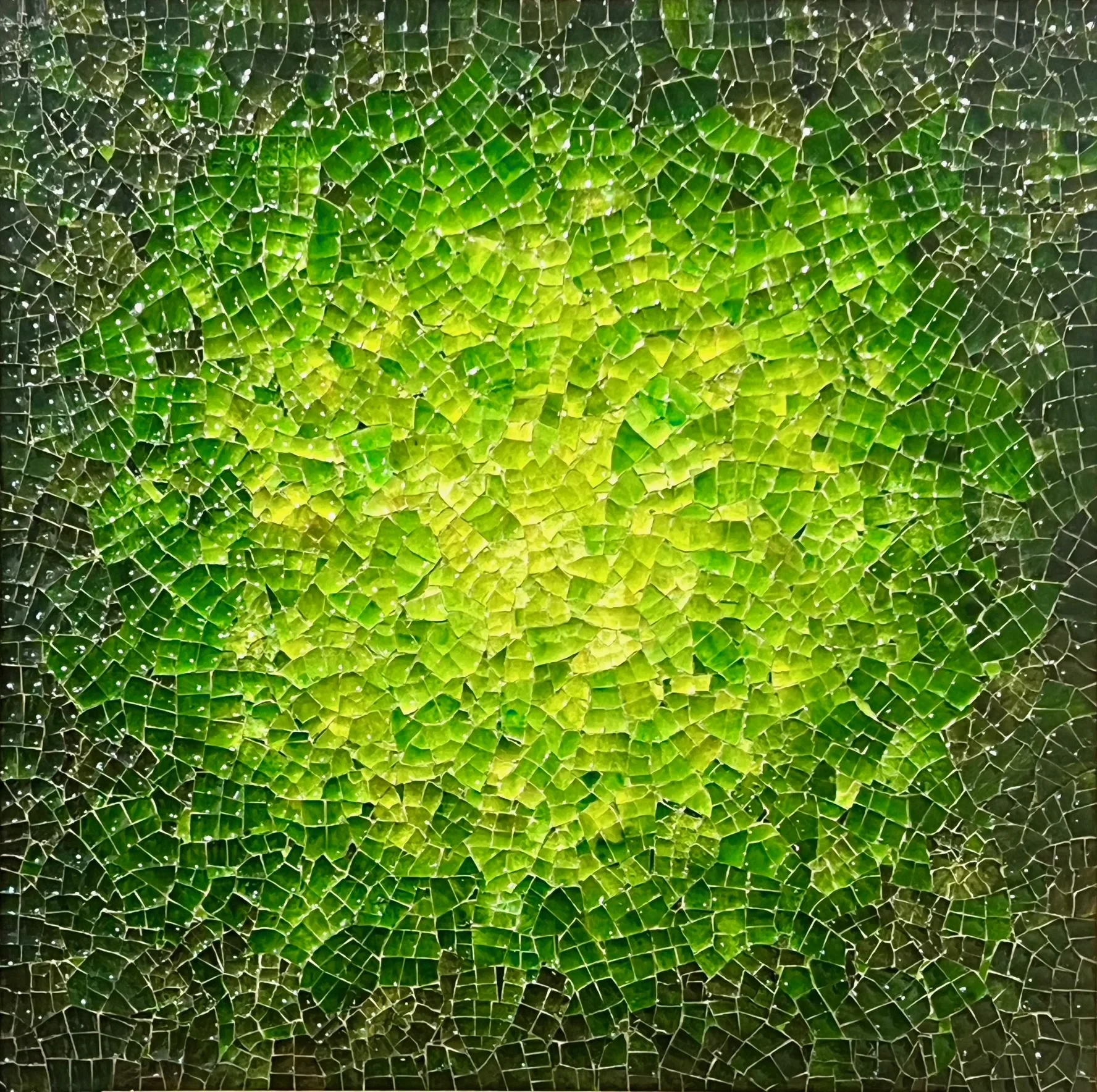 Détail d’une surface verte craquelée, au centre jaune lumineux et aux bords vert sombre.