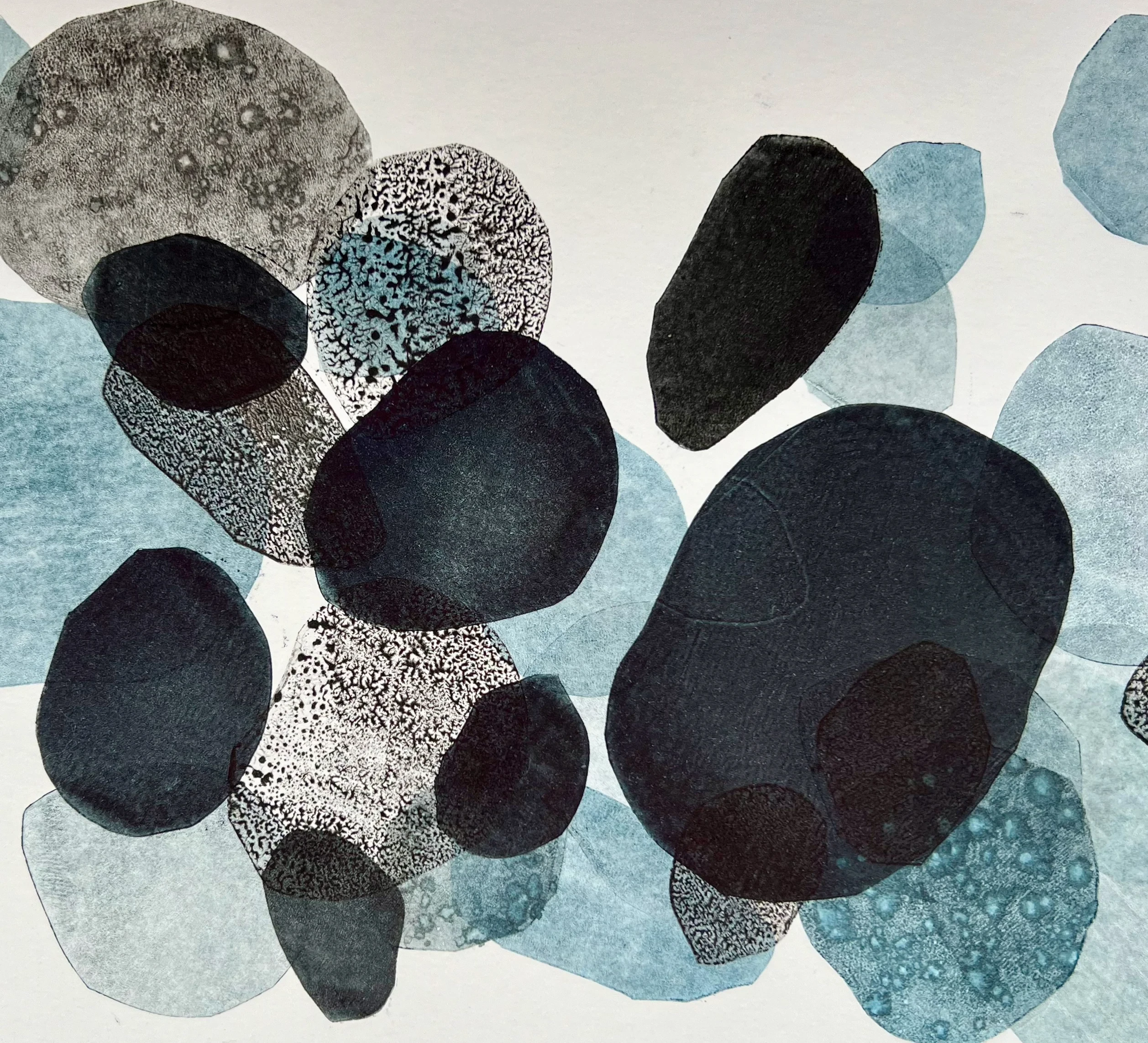 Composition abstraite de formes arrondies bleues, grises et noires, présentée à MAISON LAVAUD - Paris, galerie d’art contemporain à Paris.